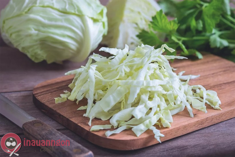Bắp cải sau khi mua về rửa sạch rồi cắt thành từng sợi mỏng dài