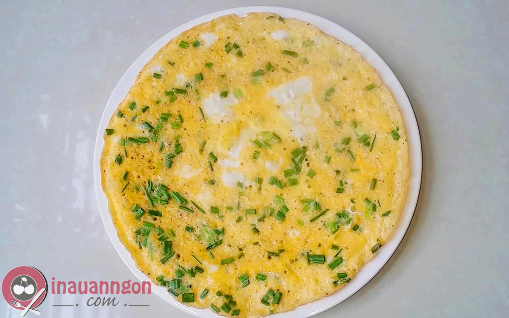 Khi chiên trứng không để lửa quá to có thể làm trứng bị khét