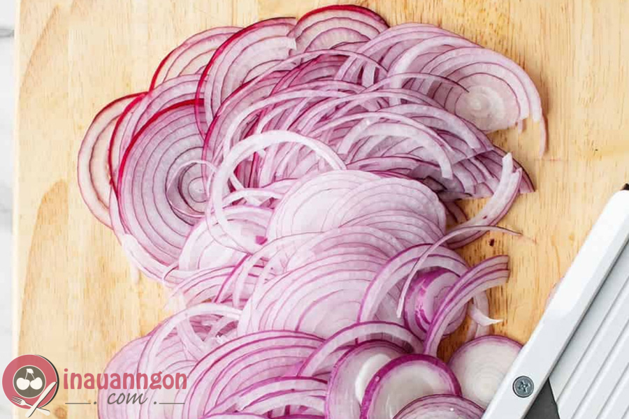 Hành tím bóc vỏ rồi thái thành từng lát mỏng