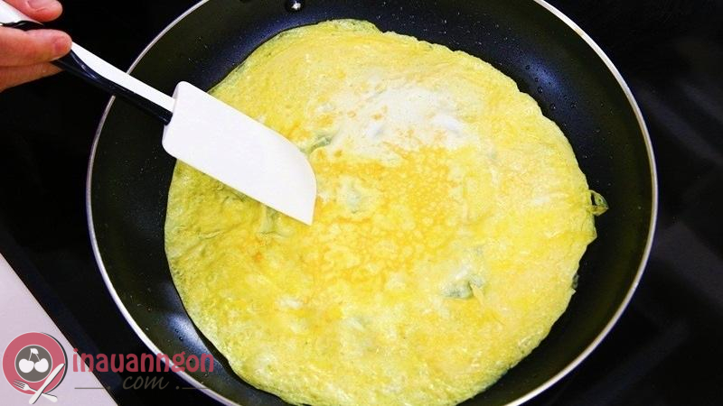 Rán trứng đến khi chín đều các mặt rồi gắp ra đĩa