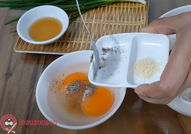Đánh đều trứng cùng các gia vị đã chuẩn bị