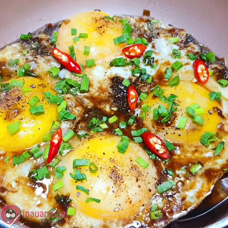 Trứng chiên ốp la nước tương có hương vị đậm đà, thơm ngon