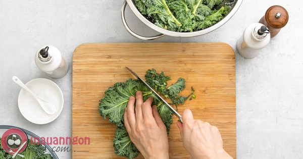Cải xoăn kale ngắt lấy phần lá xanh rồi cắt thành khúc ngắn