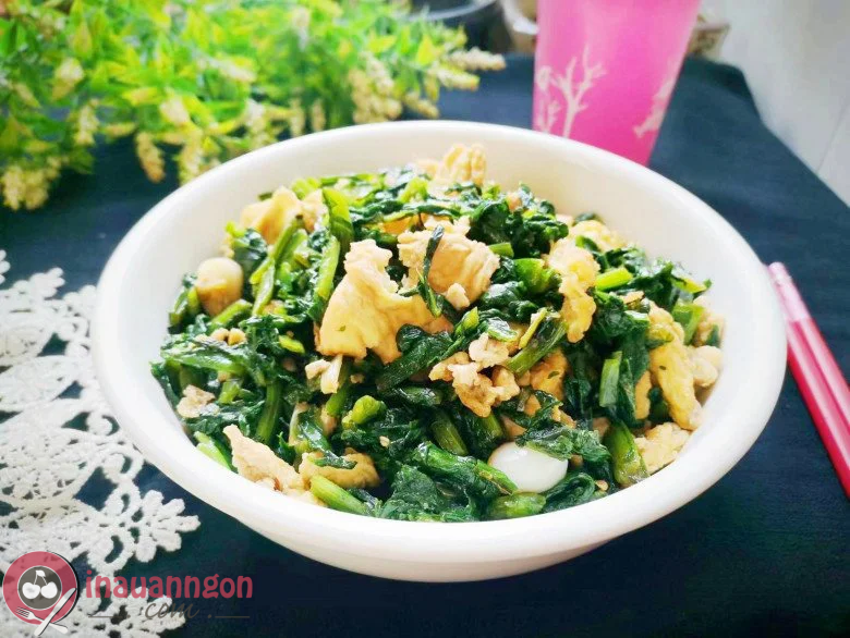 Xào cải kale với trứng trên bếp khoảng vài phút