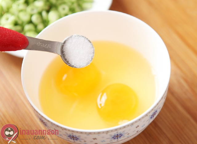 Đánh đều 1 quả trứng vào chén to