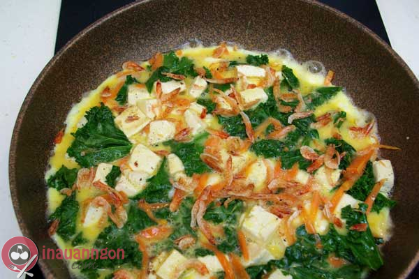 Cải xoăn kale chiên trứng, có thể thêm chút đậu hũ cho món ăn thêm màu sắc, hương vị