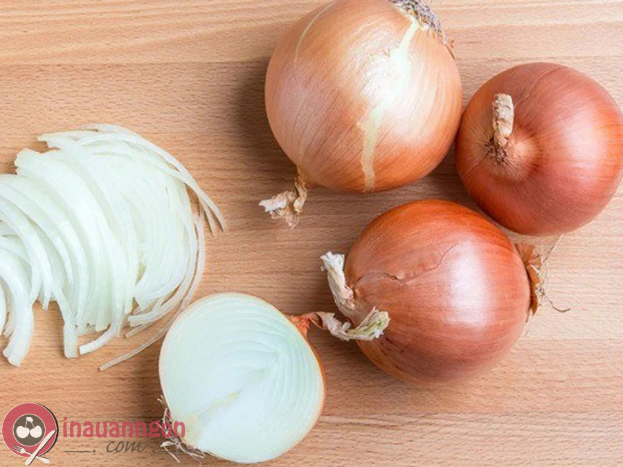Hành tây thái thành miếng mỏng