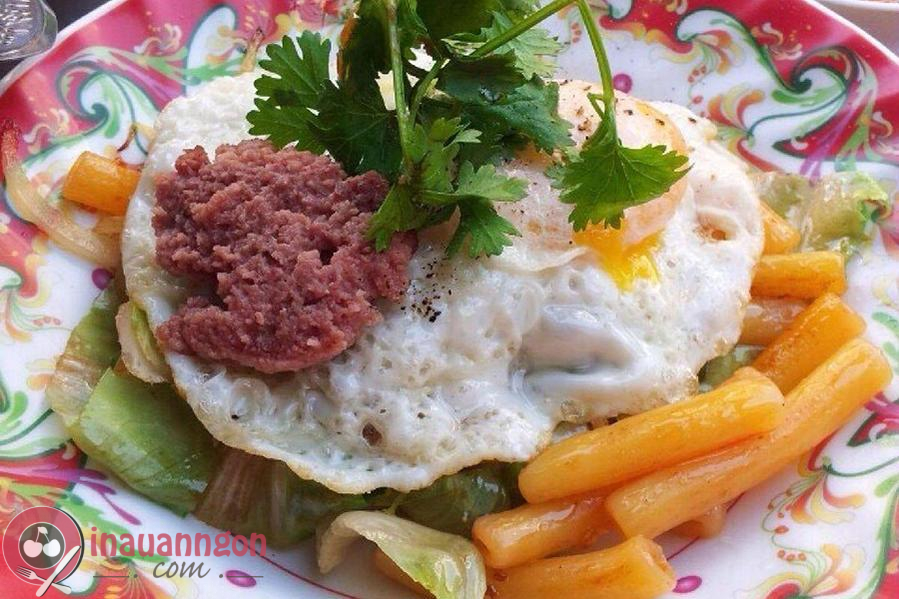 Món nui xào trứng ốp la thơm ngon