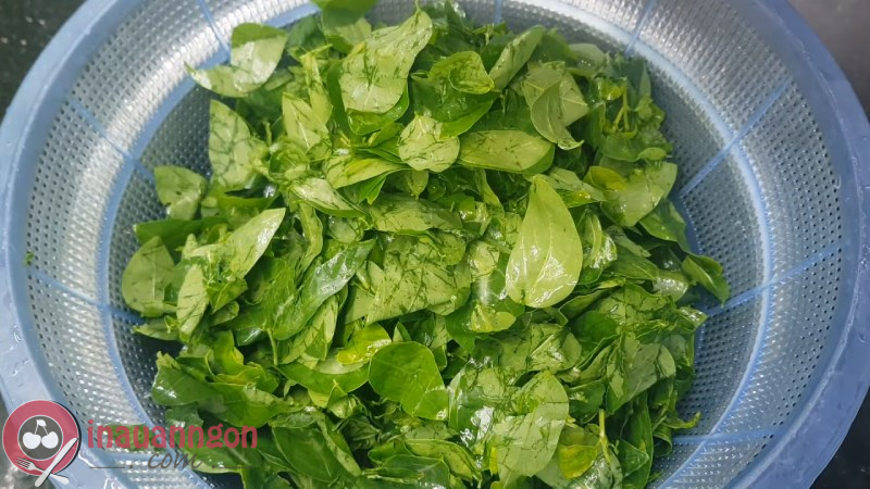 Rau ngót tuốt lấy lá rồi rửa sạch