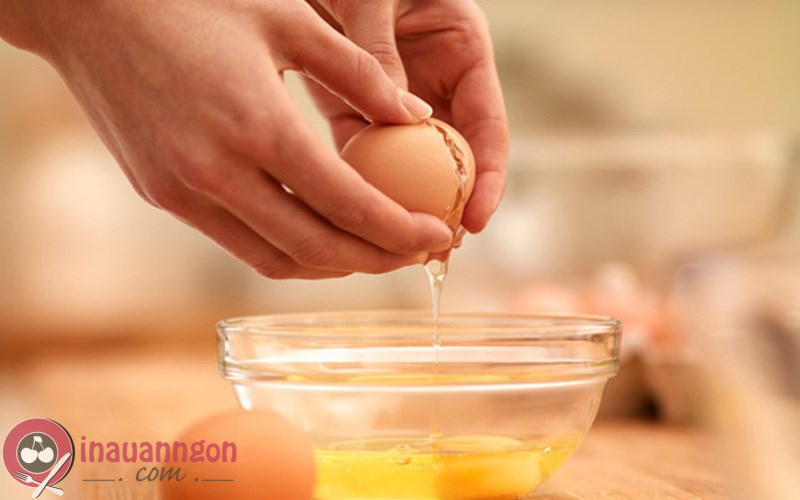 Trứng gà tách vỏ rồi cho vào chén