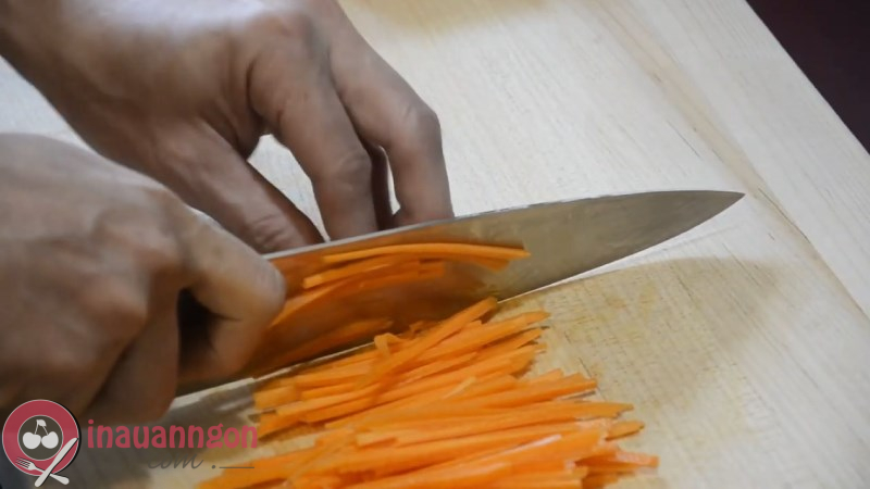 Cà rốt gọt lớp vỏ bên ngoài rồi thái thành sợi
