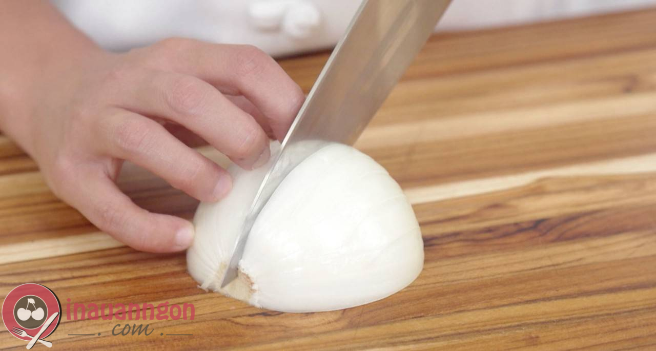 Hành tây thái mỏng thành các khoanh tròn