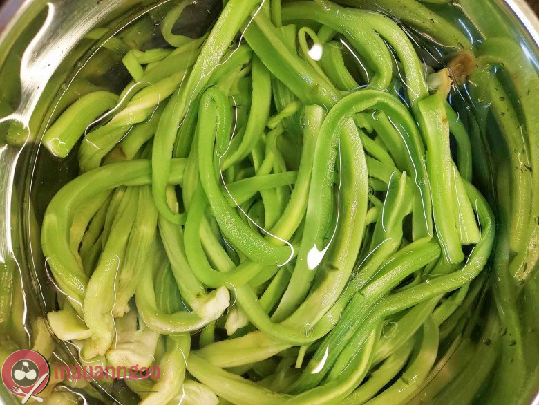 Rau tiến vua ngâm trong nước ấm rồi cắt ngắn