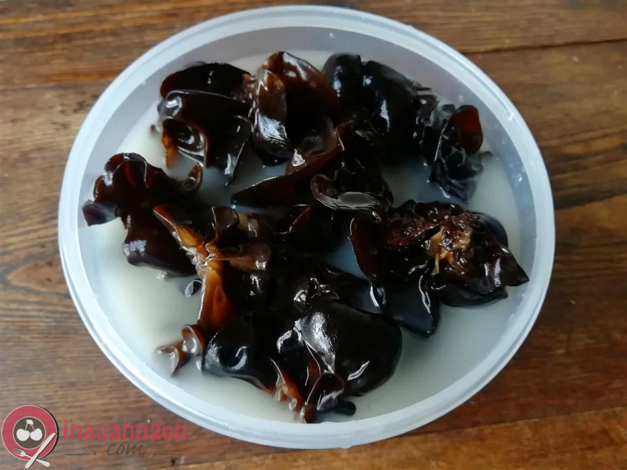 Mộc nhĩ ngâm nước ấm rồi thái sợi