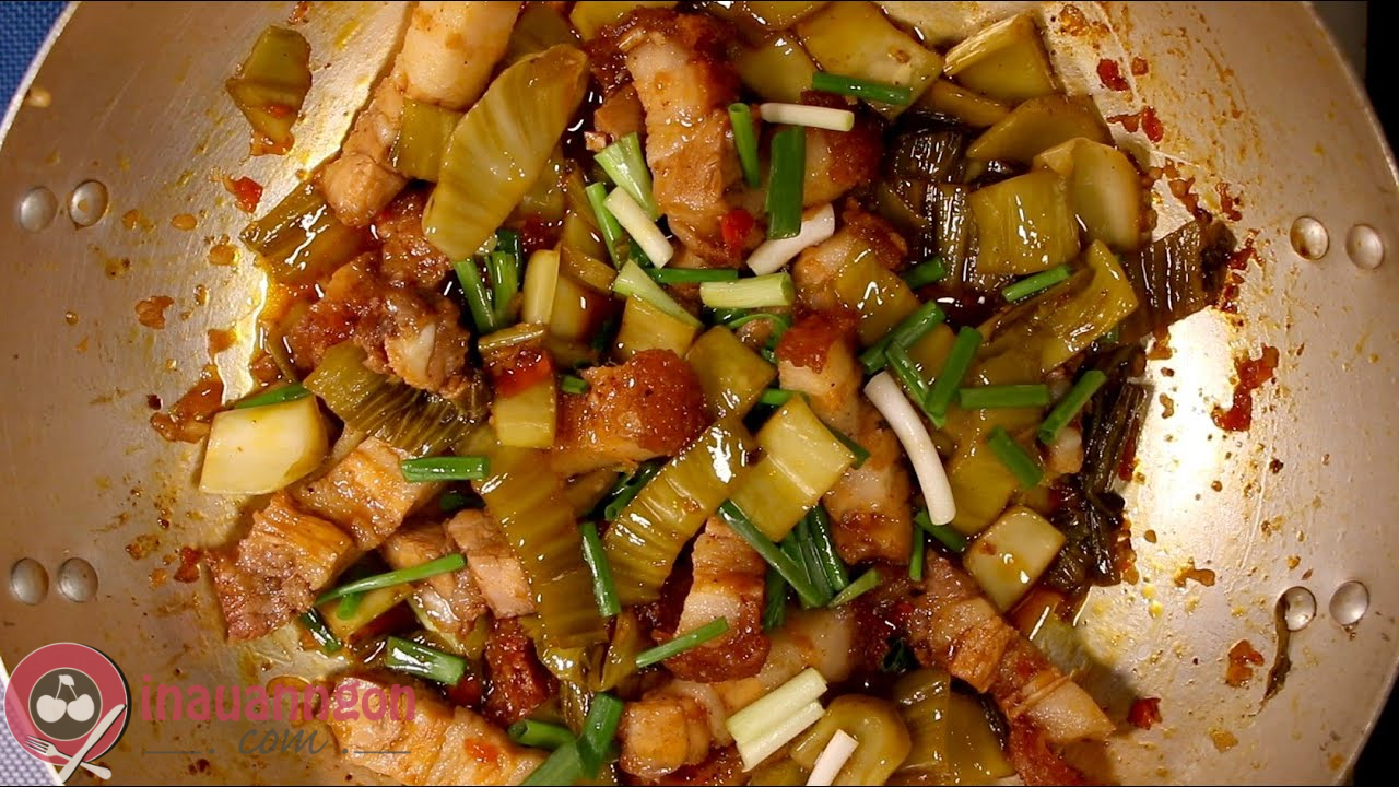 Xào cải chua với heo quay trên bếp 