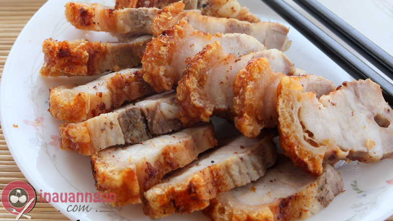 Thịt heo quay ngon có phần da bên ngoài màu vàng tự nhiên, thịt hồng, dai và thơm