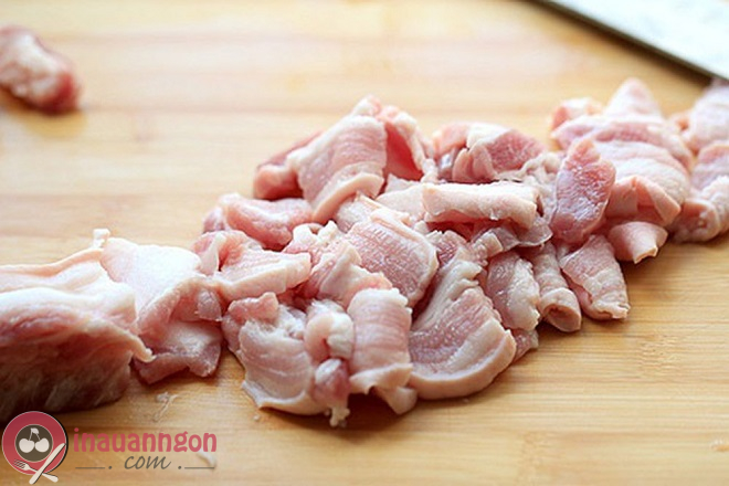 Thịt heo rửa sạch rồi cắt thành miếng nhỏ