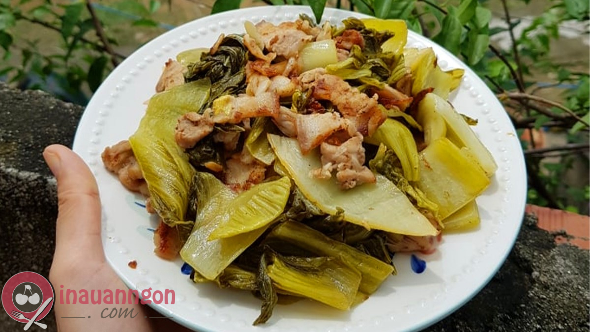 Thành phẩm thịt heo xào rau cải chua thơm ngon khi dùng cùng cơm nóng