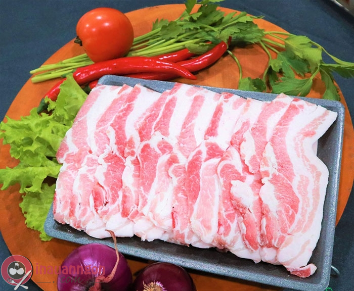 Thịt heo ngon có màu hồng, đỏ nhạt với hương thơm đặc trưng