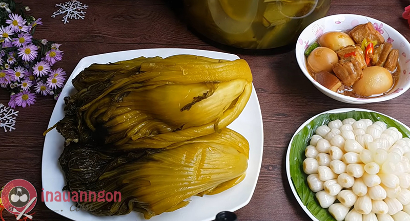 Cải chua có màu xanh hơi ngả sang vàng với độ giòn, vị chua dễ chịu