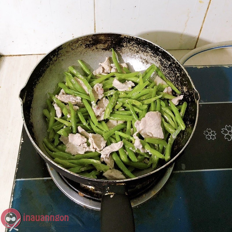 Xào đậu que với thịt heo trên bếp