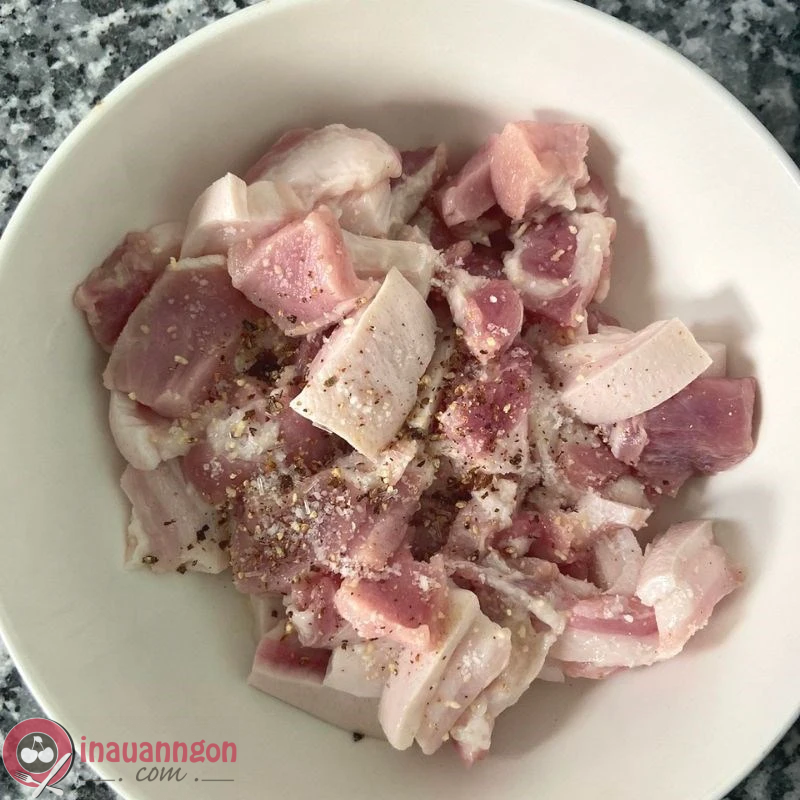 Ướp thịt với các gia vị đã chuẩn bị