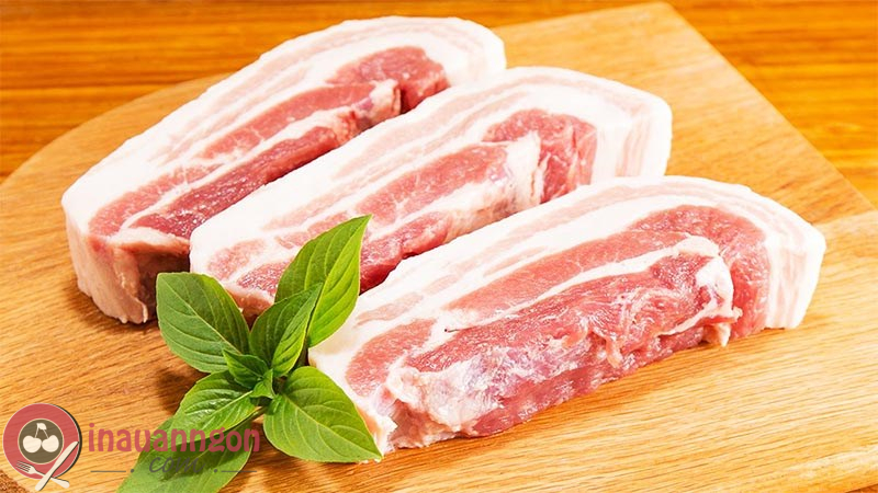 Chọn những miếng thịt tươi vẫn còn giữ được màu đỏ, không bị chảy nhớt, rỉ nước