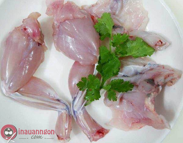 Đùi ếch rửa sạch rồi cắt thành các miếng vừa ăn