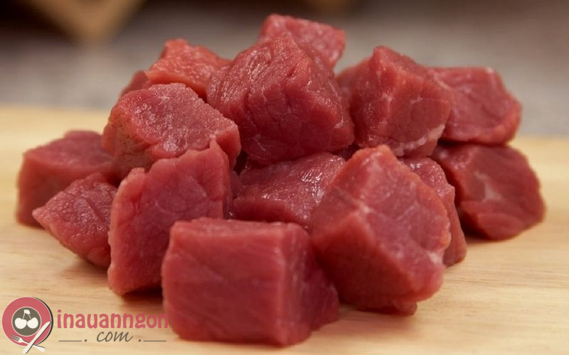 Thịt bê rửa sạch rồi thái thành miếng có kích thước vừa phải