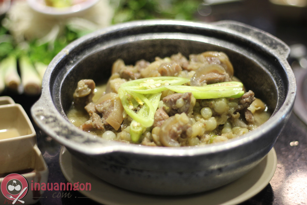 Thịt bê um lên với 2 chén nước dừa đến khi nước sánh lại