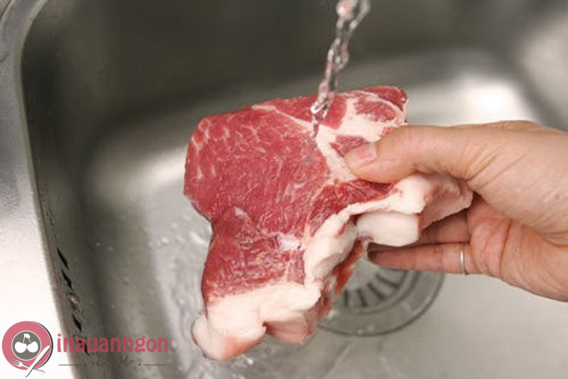 Thịt lợn rửa sạch với nước muối pha loãng