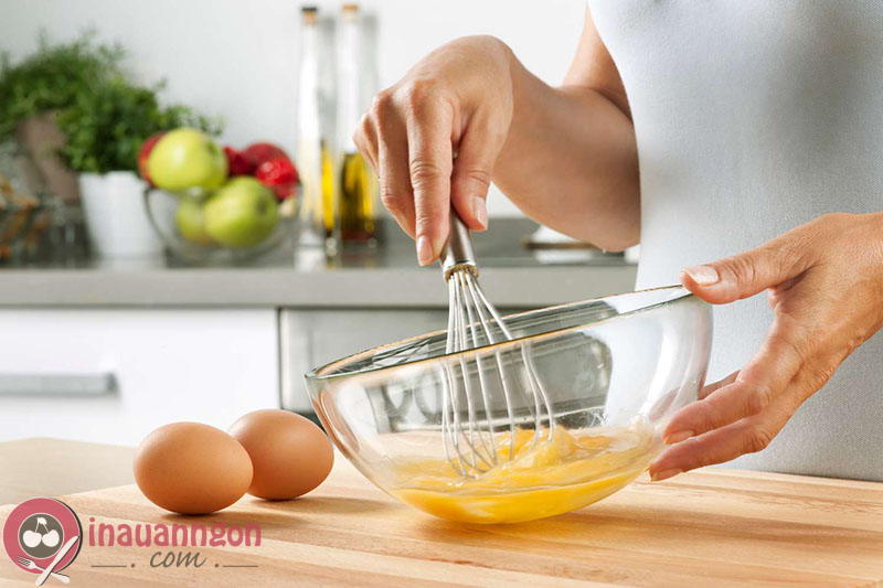 Đánh trứng thật đều để tan lòng đỏ và lòng trắng trứng