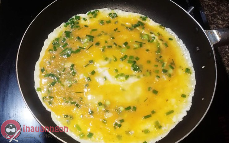Chỉ nên chiên trứng vừa chín để tránh món ăn bị khô
