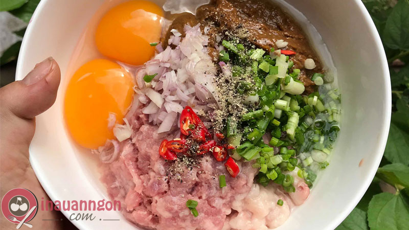Đánh thịt, trứng và các gia vị thấm đều